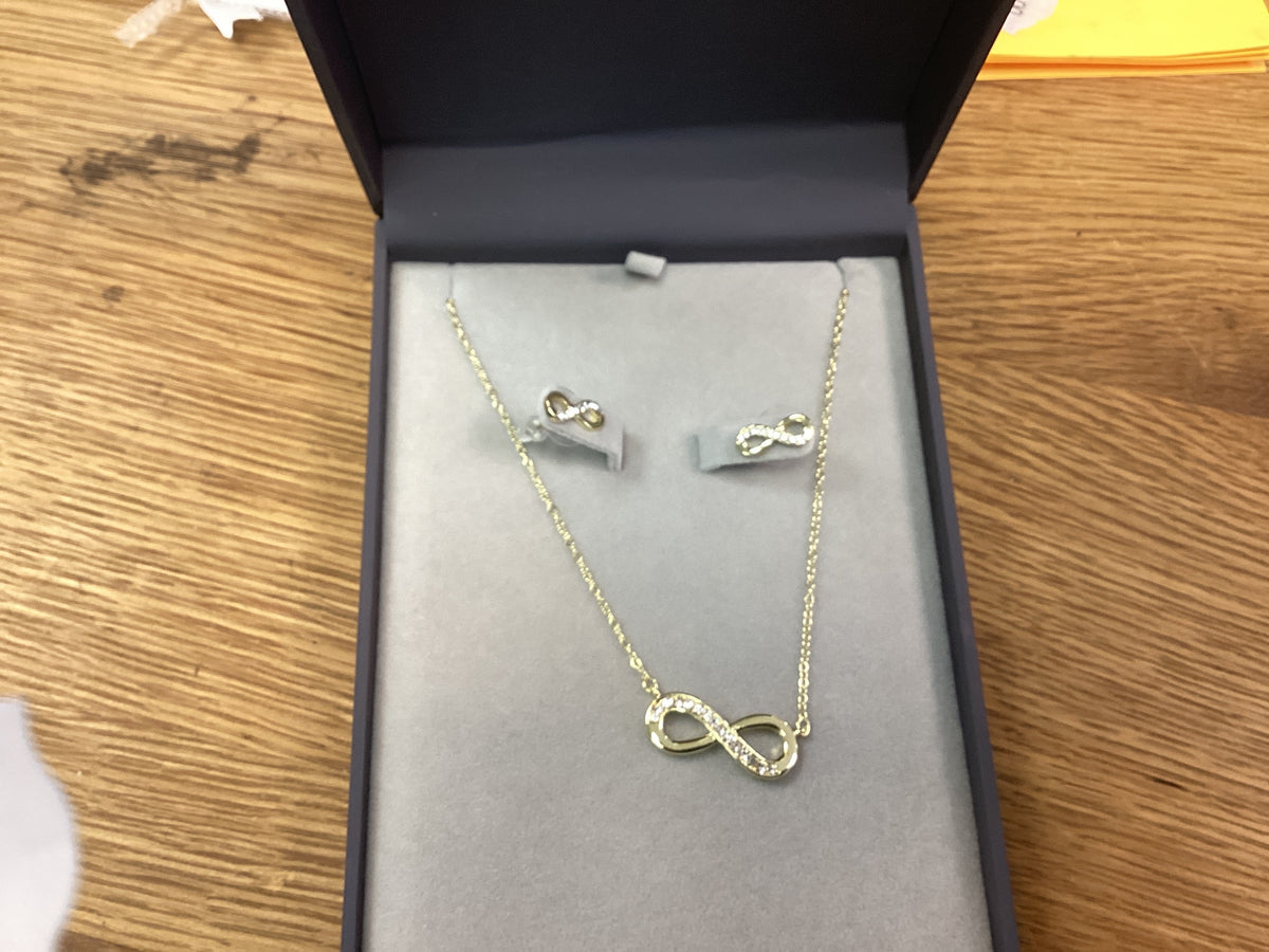 Newgrange gold pendant and earring set