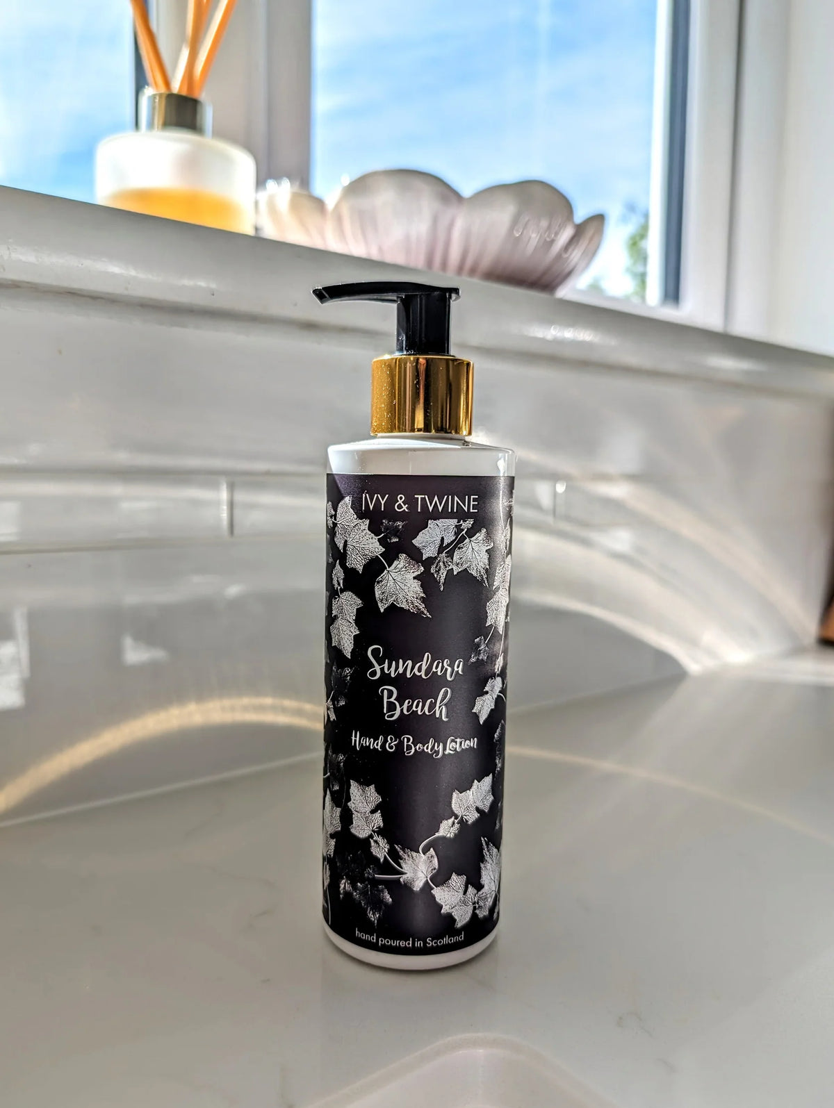 Ivy & Twine Sundara Beach Hand & Body Lotion 250 ml